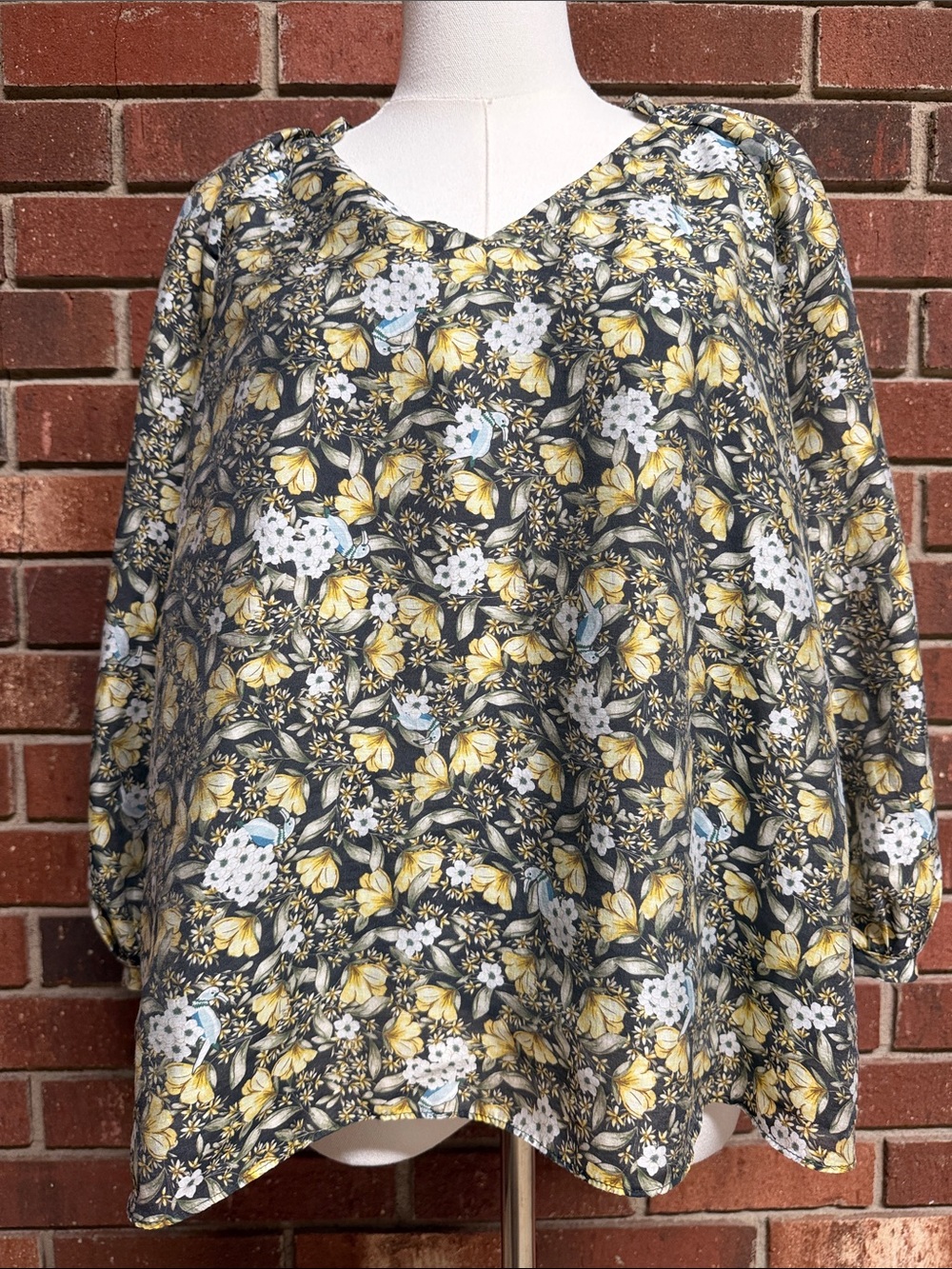 Current Air Floral V-Neck Top Size Small